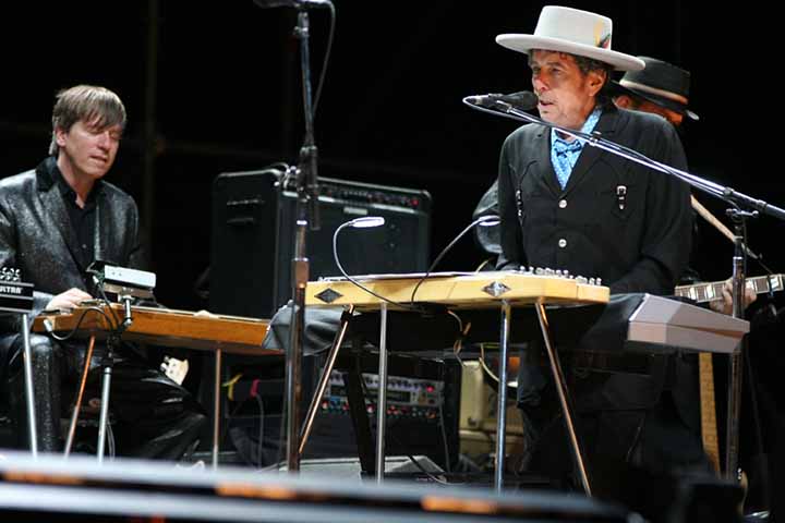 Bob Dylan: Artista múltiplo nascido em 24/5/1941, no estado do Minnesota. Autor de canções célebres, como "Like a Rolling Stone" e "Blowin in the Wind". Único artista a ganhar os quatro prêmios mais badalados da arte mundial — Nobel, Pulitzer, Oscar e Grammy —, é multi-instrumentista. Afinal, toca guitarra, gaita e piano.
