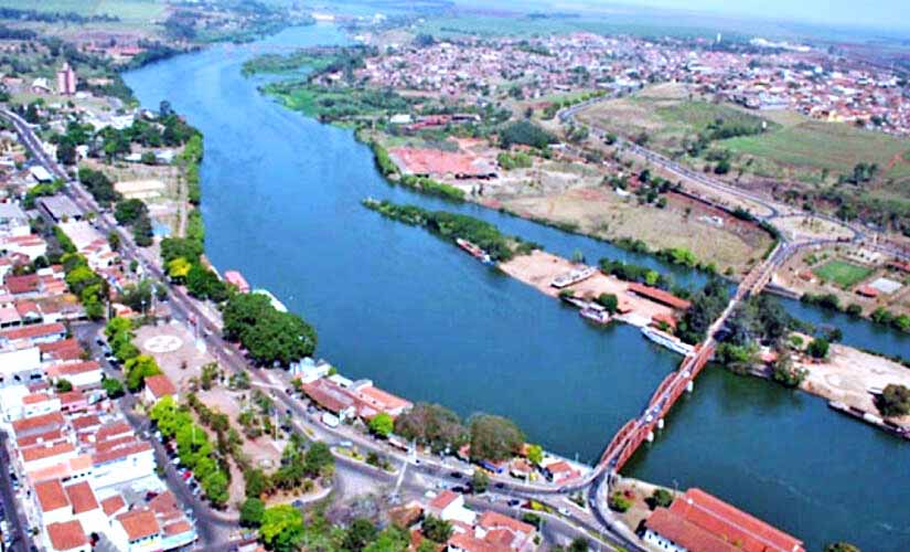 Com estrutura metálica, a Ponte dos Arcos é de origem alemã e foi inaugurada em 1915. Ela é tratada como um patrimônio histórico do pequeno município.
