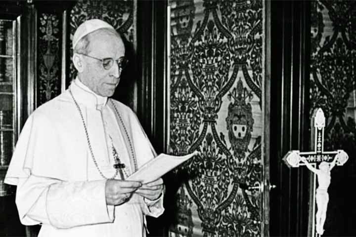 Pio XII, nascido Eugenio Pacelli, morreu em 1958 aos 82 anos. Durante seu longo papado (1939â??1958), ele comandou a Igreja durante os anos sombrios da Segunda Guerra Mundial.-ReproduÃ§Ã£o de Youtube