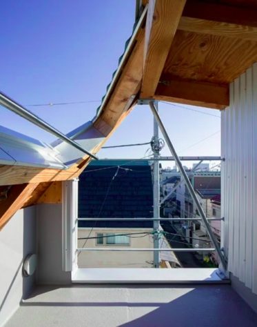 Casa minúscula no Japão impressiona por aproveitamento de espaço