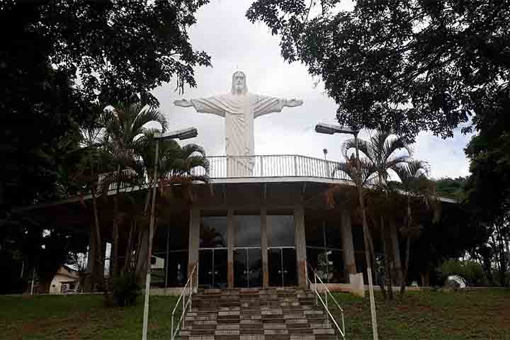 Cristo Redentor de Taubaté (SP) – Inaugurado em 1956, o monumento de 23 metros foi executado por Octaviano Papaiz. O local abriga a Capela de Nossa Senhora da Paz e oferece vista para Taubaté, o Vale do Paraíba e a Serra da Mantiqueira. É um dos principais pontos turísticos da cidade.