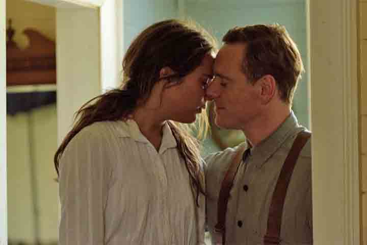 'A Luz Entre Oceanos' Ã© um drama romÃ¢ntico que mostra um casal lidando com dilemas morais apÃ³s encontrar um bebÃª Ã  deriva no mar. O filme trouxe uma atuaÃ§Ã£o sensÃ­vel de Fassbender e marcou o inÃ­cio de seu relacionamento com Alicia Vikander.