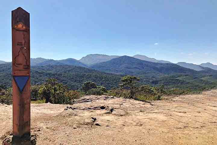 Para quem quer ver o mundo de cima e respirar fundo, o Mirante da Estrada Real é parada obrigatória. De lá, é possível contemplar vales, montanhas e um pôr do sol inesquecível, que pinta o céu com tons dourados e lilases.-Divulgação