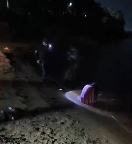 Mulher de branco sentada em praia de Manaus de madrugada gera especulações na internet