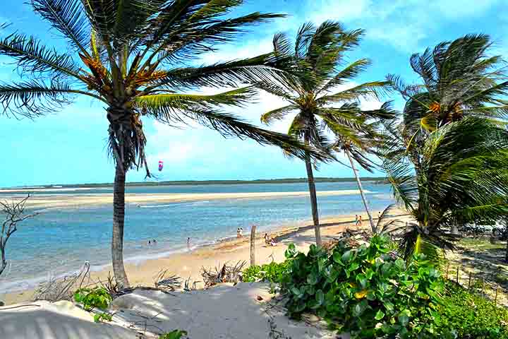 Praia de Macapá - Localizada na cidade de Luís Correia, é dotada de águas mornas e calmas, porém com ventos constantes. Ideal para passeios em família e prática de kitesurf.

 -  Mayra Pavanello Munerato/Wikimédia Commons