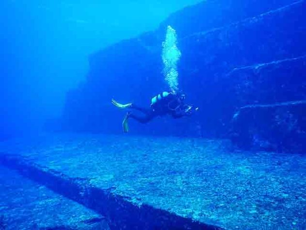 Monumento Yonaguni, Ilhas Ryukyu, Japão - Melkov pelo Wikimedia Commons