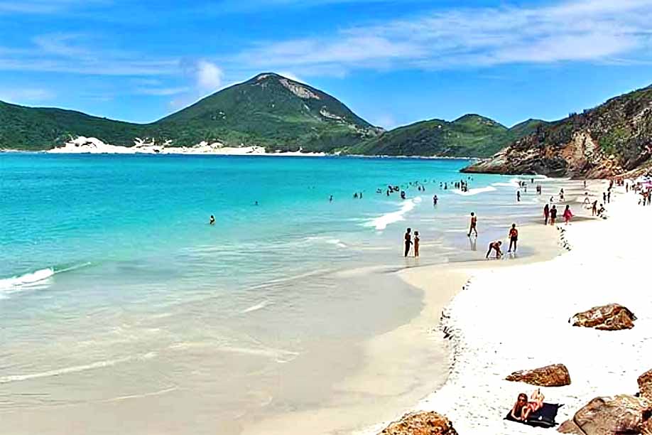 A areia branca e fina, a vegetação preservada e a Gruta do Amor ? perfeita para fotos românticas ? completam o cenário paradisíaco. Apesar de serem bastante visitadas, basta caminhar um pouco para encontrar trechos quase desertos. A temperatura da água é agradável o ano inteiro. - Reprodução de Youtube