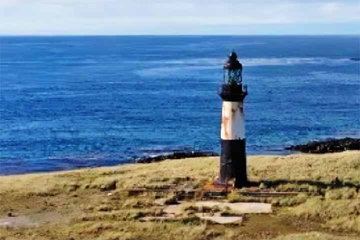 O Farol de Cape Pembroke, construído em 1855, já foi crucial para guiar navios em águas traiçoeiras. Hoje, o farol restaurado é um marco histórico e turístico, oferecendo belas vistas do Oceano Atlântico e da paisagem costeira.