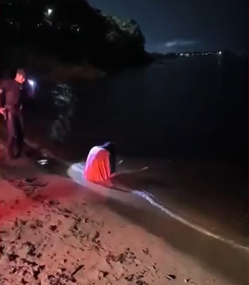 "Ei, mulher! Tá bem aí?", diziam os guardas enquanto se aproximavam com lanternas. A mulher permaneceu imóvel.