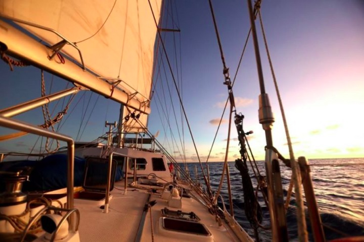 HÃ¡ dois anos, Belov fez a travessia pela Passagem Noroeste, que liga Oceano PacÃ­fico ao AtlÃ¢ntico (entre o Alasca e o norte do CanadÃ¡) com seu barco Fraternidade.