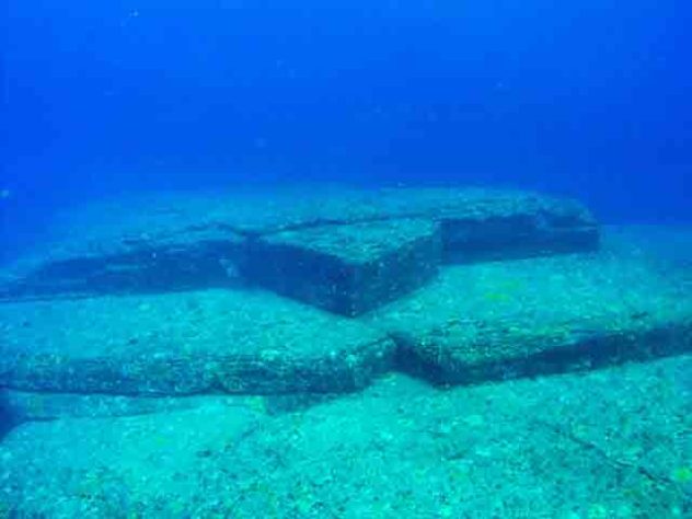 Monumento Yonaguni, Ilhas Ryukyu, Japão - Masahiro Kaji pelo Wikimedia Commons