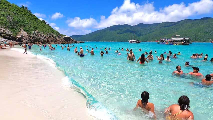 As Prainhas do Pontal do Atalaia são acessadas por uma icônica escadaria com vista deslumbrante. Formadas por duas praias que se unem na maré baixa, oferecem mar calmo e cristalino, digno de Caribe. -  Reprodução de Youtube