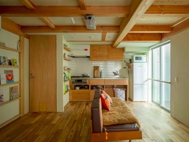 Casa minúscula no Japão impressiona por aproveitamento de espaço