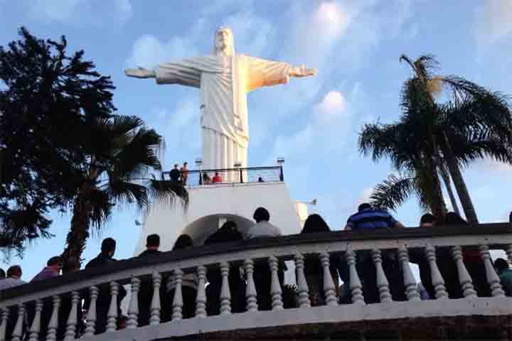 Cristo Redentor de Francisco Beltrão (PR) – Inaugurada em 17 de abril de 1992, a estátua fica no Morro do Calvário, no bairro Cango. Adquirida em Campinas, atrai fiéis especialmente durante a Semana Santa e oferece uma vista panorâmica da cidade.