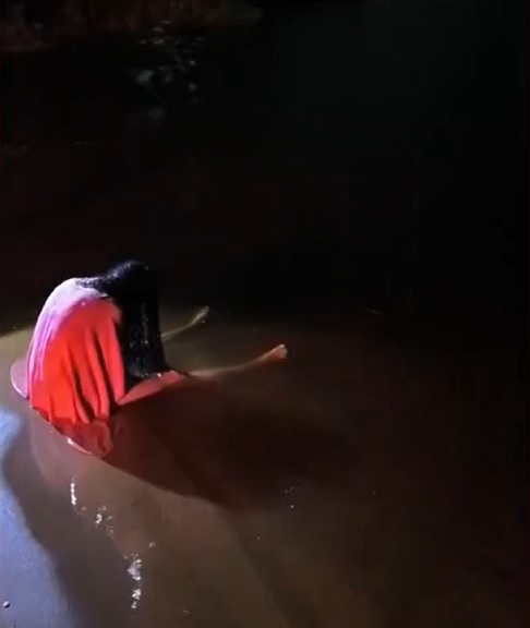 No vídeo, é possível notar que a mulher murmurava frases desconexas e dizia ter "muitos nomes".