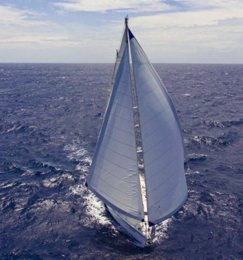 O veleiro de aço tem 20 metros de comprimento e foi construído por ele mesmo.