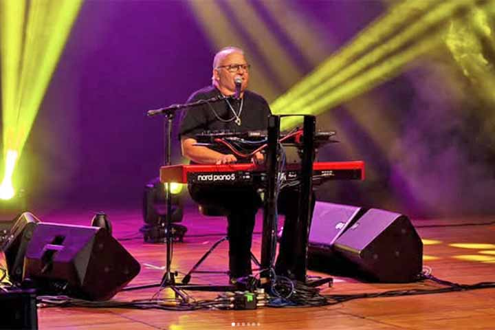 Guilherme Arantes: cantor e compositor paulistano, nasceu em 28/7/1953. Pianista, tecladista e arranjador, é autor de muitos sucessos (“Cheia de Charme”, “Meu Mundo e Nada Mais”, “Coisas do Brasil”, etc.). Começou a estudar piano na infância e é um dos poucos brasileiros incluídos no hall da fama da fabricante Steinway e Sons. 
