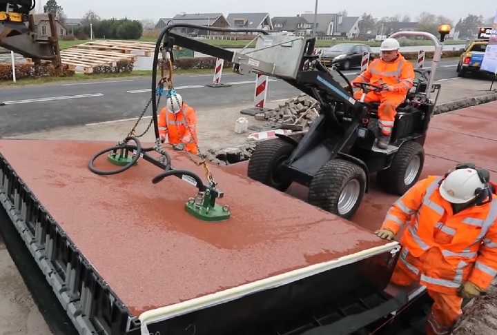 A ideia faz parte do projeto PlasticRoad, que utiliza painÃ©is modulares com encaixes similares ao brinquedo Lego.