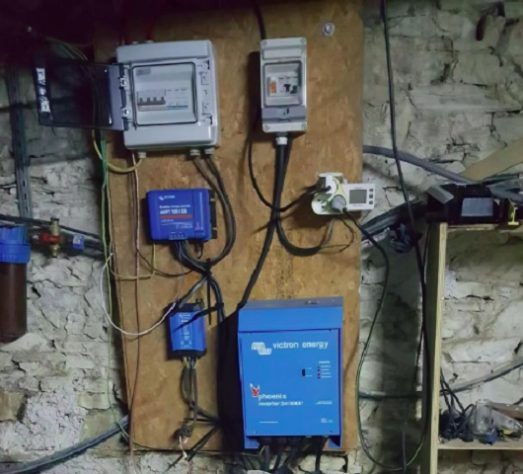 Homem abastece a casa com baterias de notebook há quase 10 anos