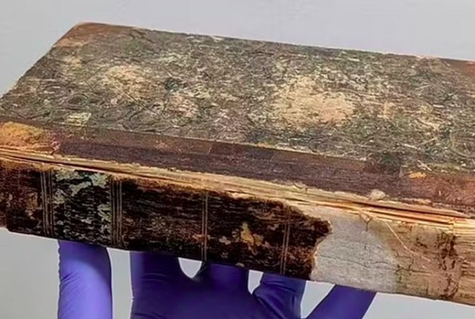 Surpresa macabra: Museu da Inglaterra descobre livro feito com pele de assassino