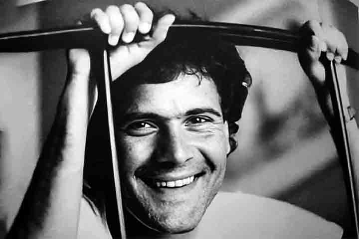 Cazuza foi aprovado em Comunicação em 1976, mas desistiu do curso. Mais tarde, frequentou o Baixo Leblon, onde levou uma vida boêmia. Seu pai, João Araújo, fundador e presidente da Som Livre, criou um emprego para ele na gravadora. -Reprodução do Instagram @cazuza.oficial
