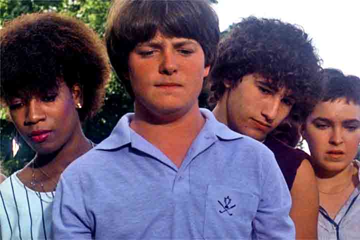 "Os Donos do Amanhã" (1982) foi um dos primeiros filmes de Michael J. Fox, no qual ele interpreta um jovem rebelde em um reformatório. O drama aborda delinquência juvenil e reabilitação, mostrando um papel mais sério no início de sua carreira.