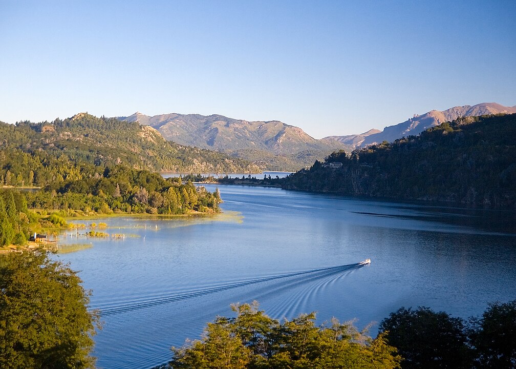 É conhecido por suas águas cristalinas e paisagens montanhosas, sendo um destino popular para atividades ao ar livre. 