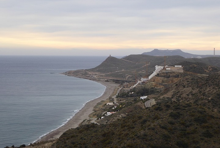 O governo espanhol afirmou que, caso o governo regional não atue, tomará medidas alternativas para garantir a destruição do prédio. 