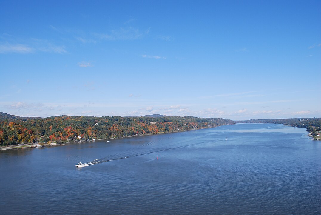 O Rio Hudson tem 507 km. Começa  nas Montanhas Adirondack, no norte do estado de Nova York, e flui para o sul através do Vale do Hudson até o Porto de Nova York , desaguando no Oceano Atlântico na Baía de Nova York Superior .  Este rio, que agora é lugar de uma tragédia, faz parte da memória coletiva dos americanos por um ato de heroísmo que salvou vidas. 