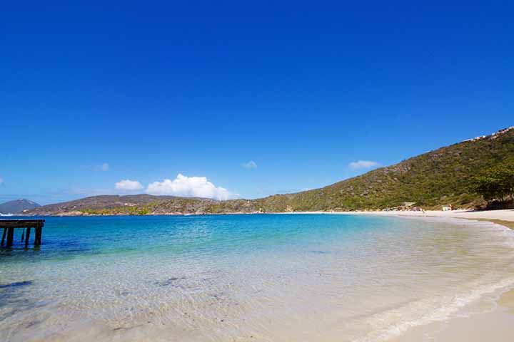 A Praia do Forno é uma das mais famosas de Arraial do Cabo, acessível por trilha ou barco. Com cerca de 500 metros, tem águas coloridas, tranquilas e ideais para mergulho com snorkel, onde é possível ver tartarugas e até uma fazenda de ostras. -  Flickr Paulo de Carvalho