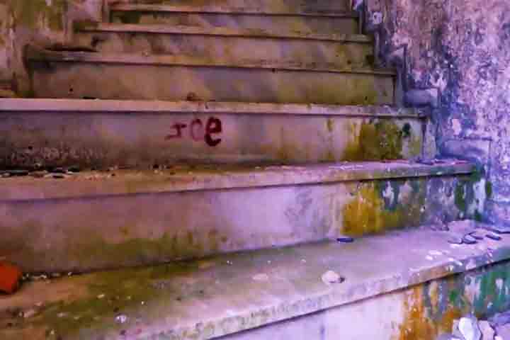 Muita gente se aventura a subir os 270 degraus do prÃ©dio, apesar dos perigos e do acesso restrito.