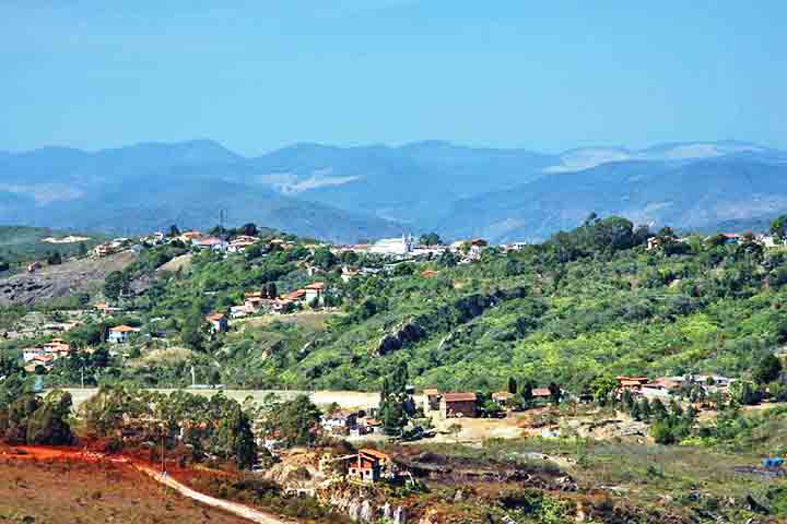 O clima de Lavras Novas é um dos maiores atrativos. A altitude, superior a 1.200 metros, contribui para temperaturas amenas durante todo o ano. No inverno, os termômetros frequentemente marcam menos de 10?°C, mas mesmo no verão, é comum precisar de um agasalho à noite.- Flickr Michael Strugale