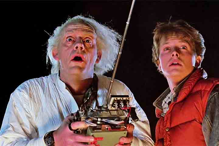 Calma! Não esquecemos da trilogia "De Volta para o Futuro"! O primeiro, de 1985, é o filme que transformou Michael J. Fox em um astro global. Ele interpreta Marty McFly, um adolescente que, acidentalmente, viaja para 1955 a bordo do DeLorean criado pelo excêntrico Dr. Emmett Brown.