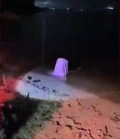 Mulher de branco sentada em praia de Manaus de madrugada gera especulações na internet
