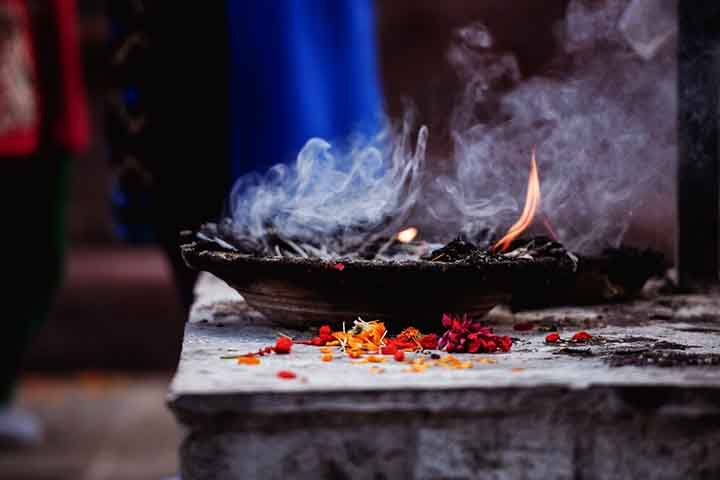 O termo "perfume" tem suas raízes no latim "perfumare", que significa "através da fumaça", originando-se de práticas religiosas antigas que envolviam a queima de substâncias aromáticas para atrair os deuses.
