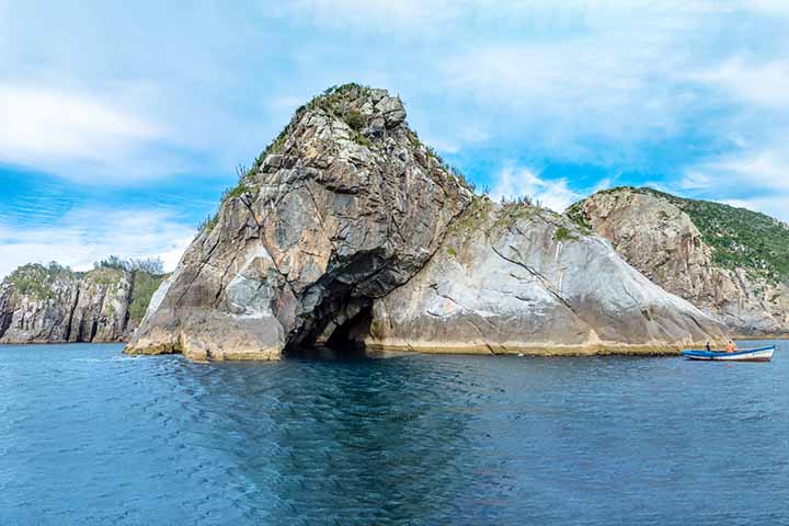 Mesmo fora do fenômeno, o trajeto é espetacular e passa por outros atrativos, como a imagem de Nossa Senhora na rocha e o buraco causado por um suposto meteorito. Fique atento: golfinhos podem aparecer! -  Flickr Jhonnilo Soares Cunha