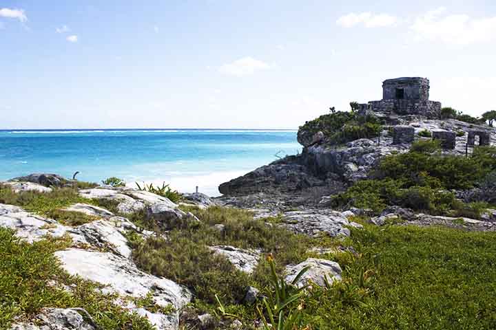 Riviera Maia (México) – Inclui Cancún, Playa del Carmen e Tulum, combinando praias caribenhas com ruínas maias e resorts luxuosos.