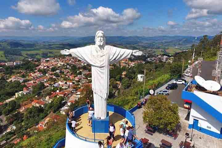 Cristo Redentor de Águas de Lindóia (SP) – Inaugurada na década de 1990, a réplica do Cristo carioca fica no Morro do Cruzeiro, a cerca de 1.200 metros de altitude. Conhecido como Mirante do Cristo, o local oferece uma vista panorâmica da cidade e da Serra da Mantiqueira e pode ser acessado de carro ou pela trilha Caminho do Silêncio.