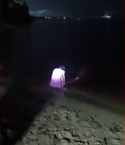Mulher de branco sentada em praia de Manaus de madrugada gera especulações na internet