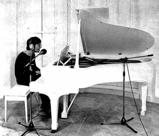 Os cantores que também são pianistas 