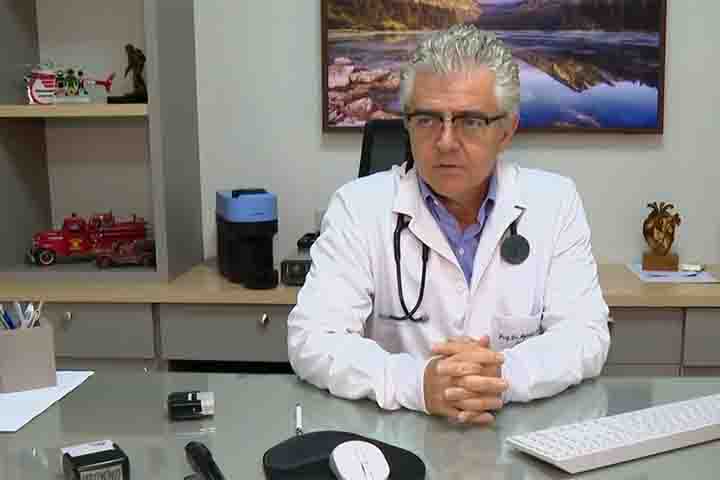 Os trombolÃ­ticos sÃ£o usados em situaÃ§Ãµes mais graves para dissolver o coÃ¡gulo diretamente na veia, sob supervisÃ£o hospitalar.
