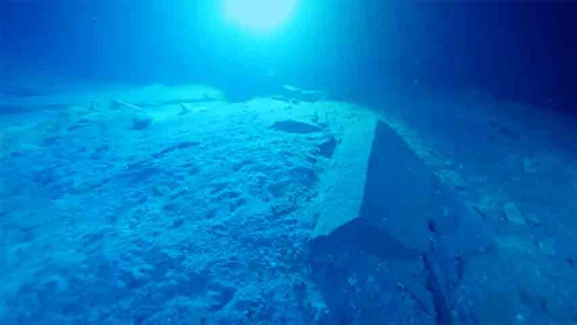 Monumento Yonaguni, Ilhas Ryukyu, Japão - Masahiro Kaji pelo Wikimedia Commons