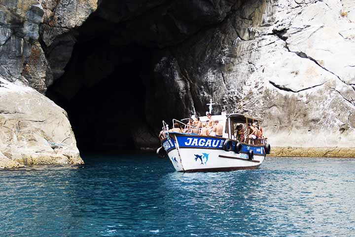 Parte dos passeios de barco em Arraial, a Gruta Azul impressiona por sua formação rochosa e pela beleza das águas ao redor. O fenômeno que dá nome ao lugar acontece raramente, ao amanhecer, quando a luz entra na gruta e reflete na água, tingindo tudo de azul. -  Flickr Wallace Damião