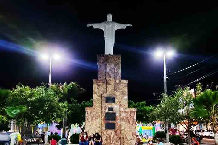 Cristo Rei de Currais Novos (RN) – Trazida da França e inaugurada em 1937, a imagem foi doada pelo coronel Manoel Salustino e por sua esposa, Ananília Regina. Réplica em menor escala do Cristo Redentor carioca, fica na Praça Cristo Rei, no centro da cidade, e tornou-se um símbolo religioso e turístico local.