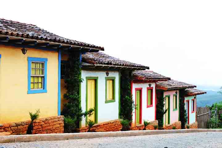 Isso se deve não só à arquitetura e à natureza, mas também à receptividade dos moradores. As pousadas têm nomes poéticos, as lojinhas vendem artesanato feito à mão e os bares costumam ter música ao vivo, com voz e violão ao pé da lareira. Nada ali parece urgente.- Flickr Crystiam Kelle
