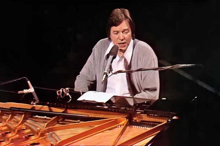 Os cantores que também são pianistas 