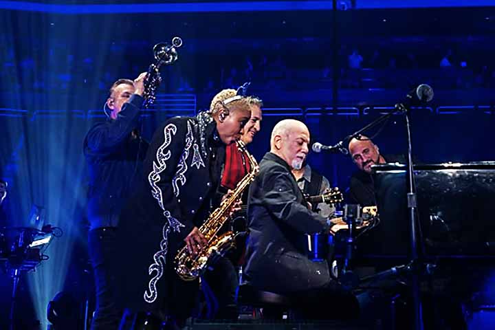 Billy Joel: Cantor, compositor e pianista americano, nasceu em 9/5/1949. Natural do Bronx, em Nova York, incluiu o nome do instrumento em sua primeira composição (“Piano Man”). Emplacou diversos sucessos entre as décadas de 1970 e 1990 e acumula seis troféus do Grammy. 
