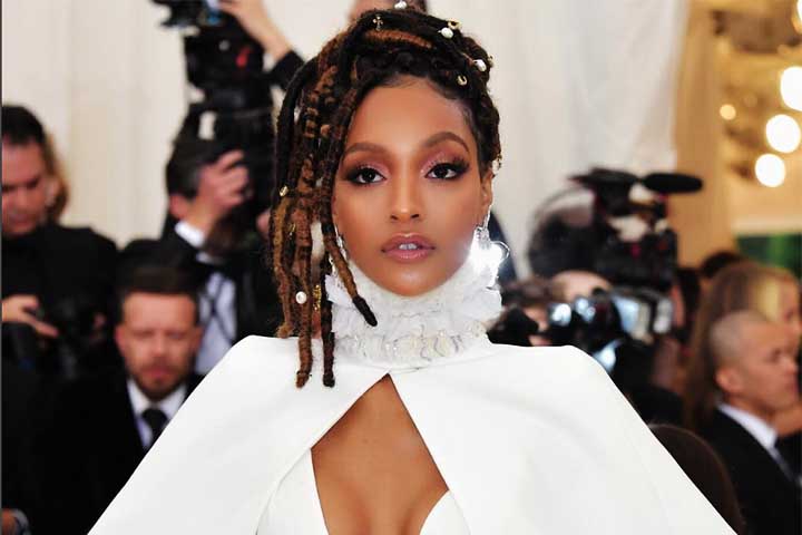 Jourdan Ã© sÃ­mbolo de elegÃ¢ncia e diversidade, tendo sido a primeira modelo negra a desfilar para algumas grandes marcas apÃ³s dÃ©cadas. Sua beleza transcende padrÃµes, inspirando novas geraÃ§Ãµes a enxergarem forÃ§a na autenticidade.