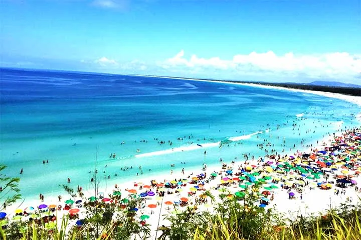 É a praia mais urbana de Arraial, ideal para quem busca facilidade de acesso, bares e quiosques. Apesar do mar gelado, é muito procurada para banho e surfe. Democrática, recebe desde famílias até grupos de amigos e surfistas, oferecendo um visual impressionante em qualquer estação. -  Divulgação