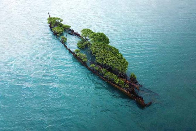 Navio encalhado vira ilha artificial na Austrália